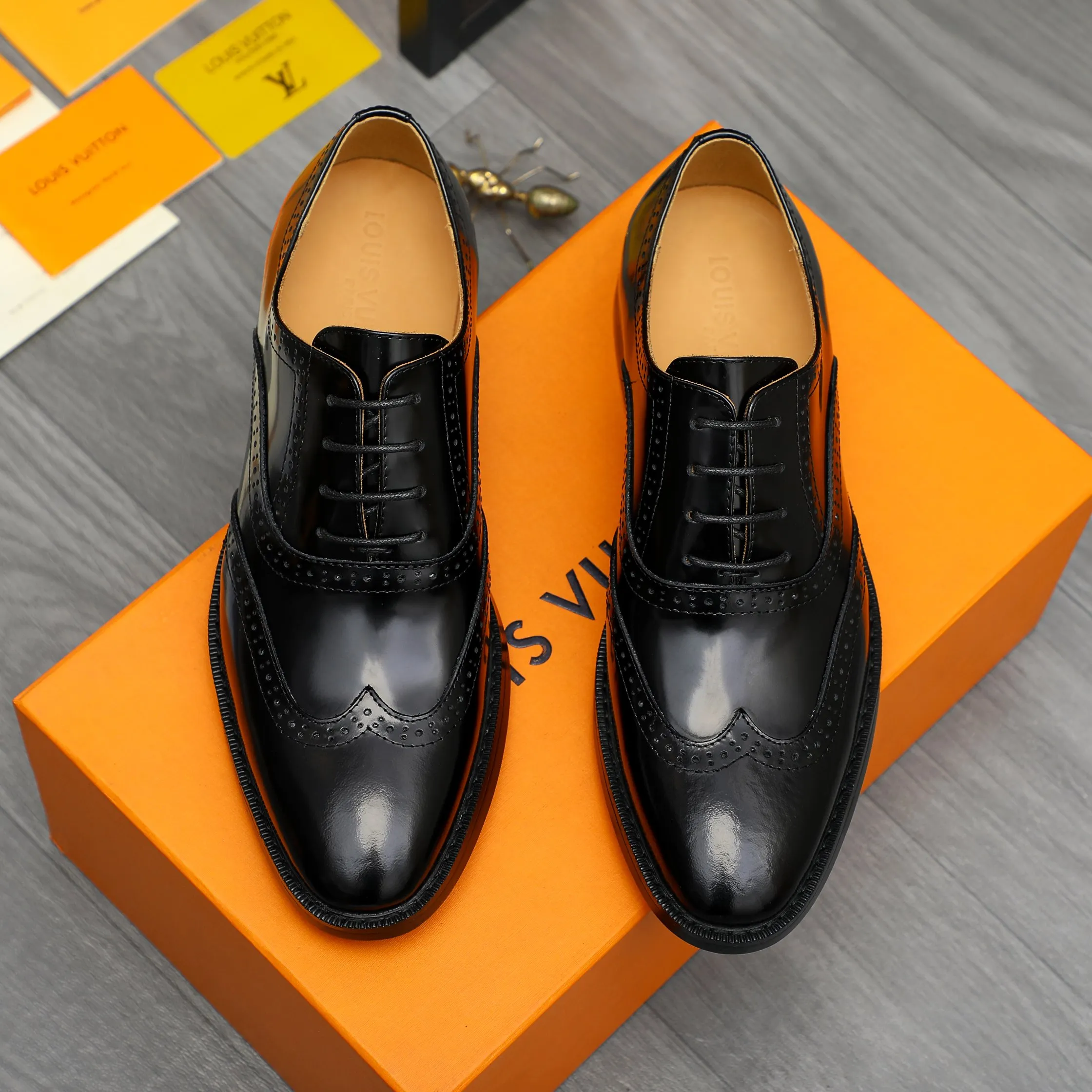 Men's shoes 💰500 Product trademark: LV "Louis Vuitton" business formal leather shoes Regular size: 39-45 (.45 customization is non-returnable) Product materials: Selected pearlescent cowhide upper, cowhide lining, original rubber outsole